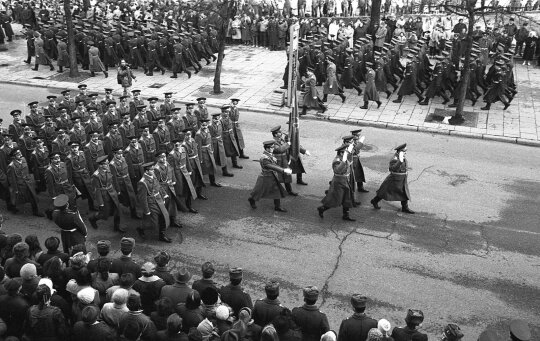 1990 m. lapkričio 7 dienos karinis paradas prie Lukiškių aikštės 