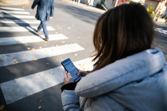Mobiliaus telefono naudojimas pėsčiųjų perėjoje