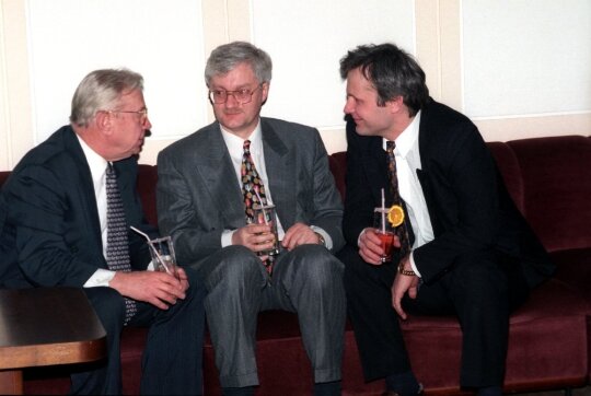 1996.03.18 Seimo narys KazysBobelis (k), vyriausybės atstovas spaudai Vilius Kavaliauskas (v) ir užsienio reikalų ministerijos sekretorius Albinas Januška (d)