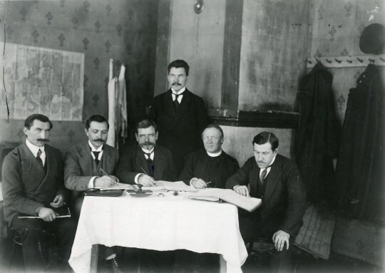 Lietuvių draugijos nukentėjusiems dėl karo šelpti Tomsko skyriaus komitetas. Iš kairės sėdi: J. Sideravičius, K. Pabrėža, J. Gasiūnas, kun. Deneikis, K. Čepulis; stovi Stankūnas. Apie 1917 m.
