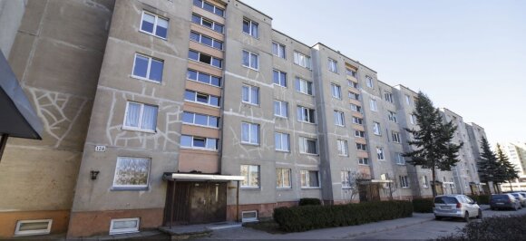 Vieni palikti mažamečiai namuose kilus gaisrui užsidarė savo kambaryje ir atsidarę langą šaukėsi pagalbos. // M. Garucko nuotr.