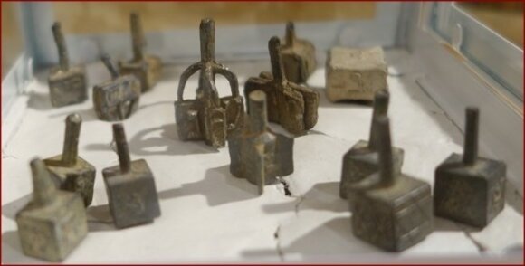 Hand-made Lithuanian dreidels. Most have the traditional four sides but two are unusual with two or eight sides. Courtesy Virtual Yiddish Mini-Museum of Old Jewish Vilna.