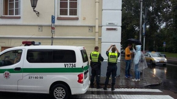 Над открытой в Вильнюсе табличкой "Русская улица" уже поработали вандалы