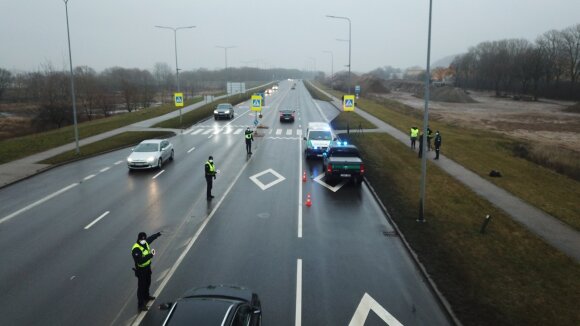 In Kaunas, the police control those who go to the city.