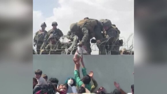 Dramatic footage from Kabul: desperate mothers hand over their babies to soldiers