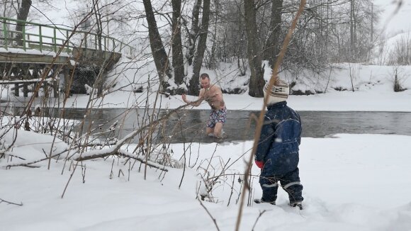 Sūnus prižiūri, kad Tomo maudynės Vilnioje, esant -15 laipsnių oro temperatūrai, būtų saugios