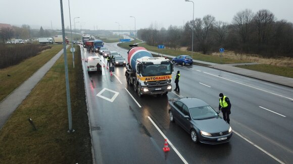 In Kaunas, the police control those who go to the city.