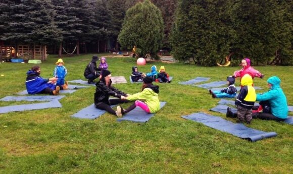 Vaikų joga lauke – kūno ir emocijų mankšta, kuri vyksta net ir per lietų