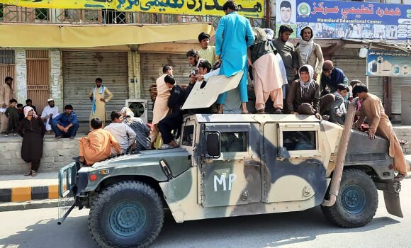 Talibano kovotojai sparčiai užima teritorijas Afganistane