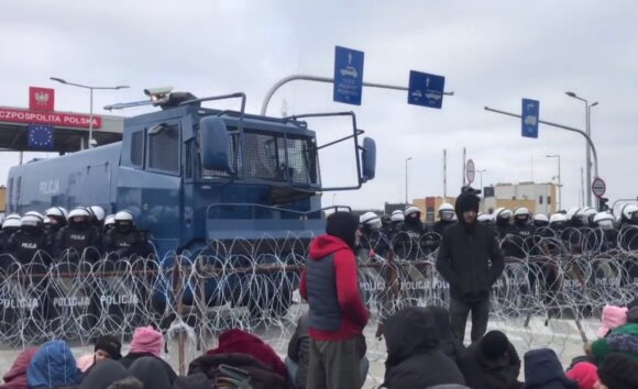 Ogromny tłum migrantów nagle napływa na przejście graniczne: Polska podnosi helikopter i wydaje ostrzeżenia