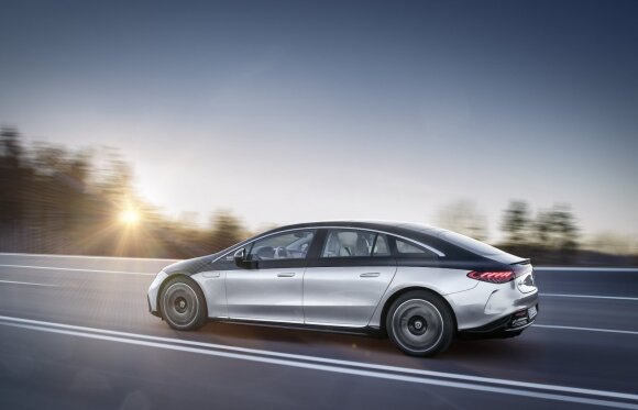 Pristatytas „Mercedes-Benz EQS“ – pirmasis prabangus elektromobilis