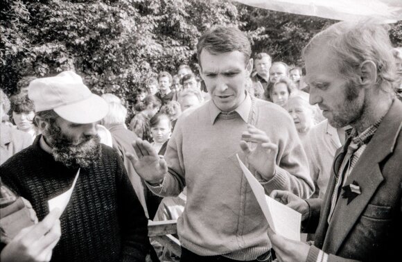 1988 m. rugpjūčio mėn. 17 d. Petras Cidzikas ir Algimantas Andreika pradėjo bado streiką Gedimino aikštėje, kuriuo reikalauta, kad būtų paleisti visi lietuviai politiniai kaliniai. Lietuvos Laisvės Lygos (LLL) atstovas, disidentas Petras Cidzikas (iš kair