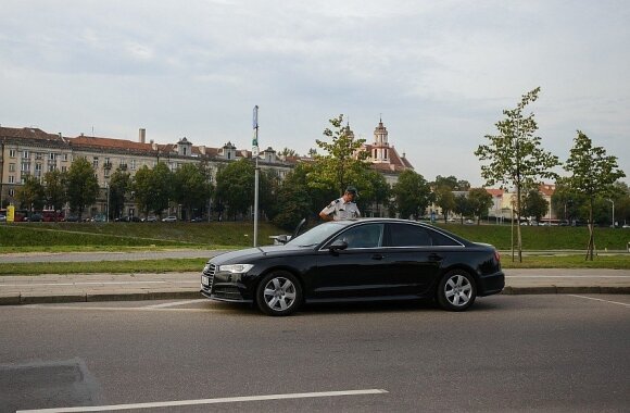 Į gatves išriedėjo net 6 nežymėti policijos automobiliai: vijosi ir 180 km/val.