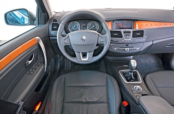 Automobilio palydovinės navigacijos sistemos „Carminat tom tom“ žemėlapiai labai tikslūs ir išsamūs, o valdymas – aiškus ir nesudėtingas. „Laguna“ vairuotojo darbo vietą reikia pagirti už aiškumą, ergonomiką, šiuolaikišką dizainą ir puikią medžiagų kokybę