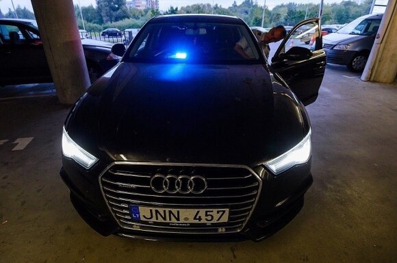Į gatves išriedėjo net 6 nežymėti policijos automobiliai: vijosi ir 180 km/val.