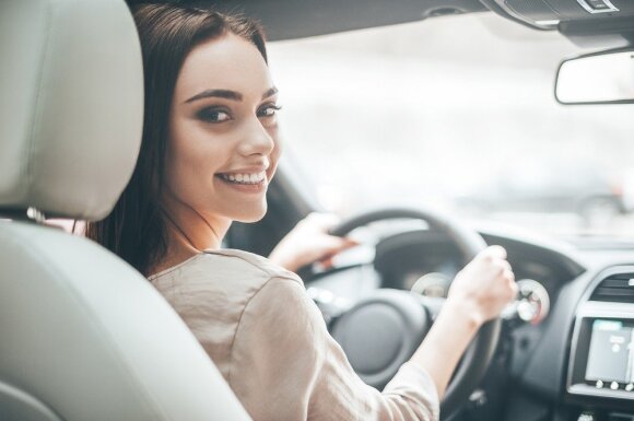 5 naudingi patarimai vairuojančioms moterims