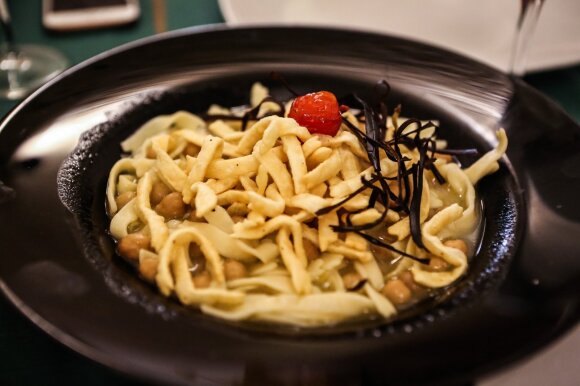 Fettuccine su avinžirniais ir svogūnais, kurie troškinami sultinyje, alyvuogių aliejuje ir lauro lapeliu