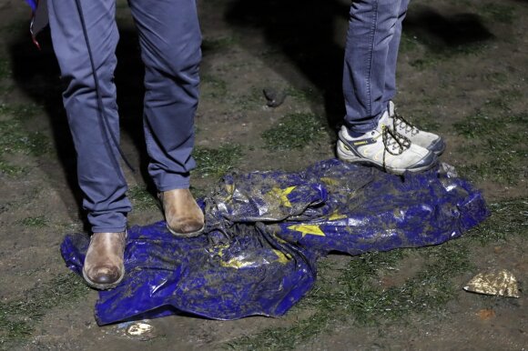 BREXIT supporters burned the EU flag in London