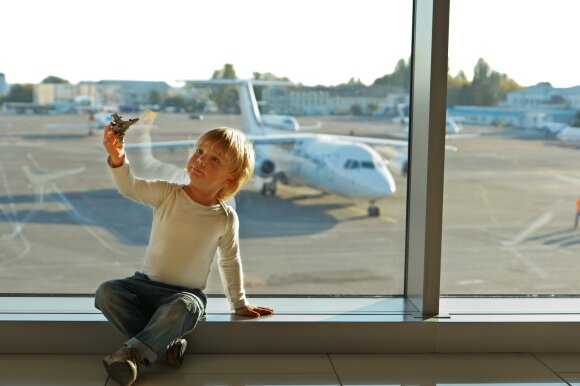 Oro uosto atstovai pasidalijo savo pastebėjimais: keliaujant su vaikais būtina įsidėmėti du svarbius dalykus
