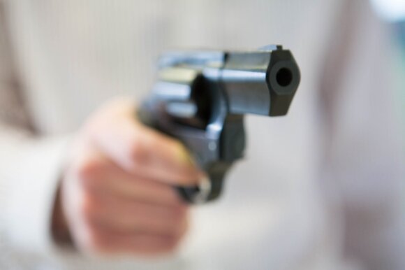 Antstoliui – nemalonumai: savigynai išduotas pistoletas atsidūrė policininkų rankose