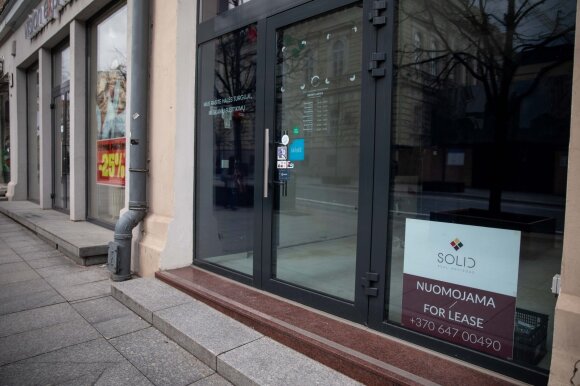 In the center of Vilnius there are images of empty shop windows: companies move after 18 years, because they no longer survive
