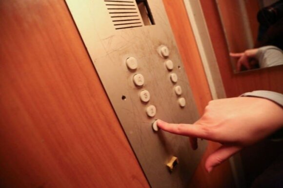 Daugiabučių liftams dega geltoną šviesą