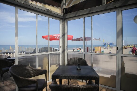 Businessmen in beach cafes: pity about foreigners, people laugh and bring their alcohol