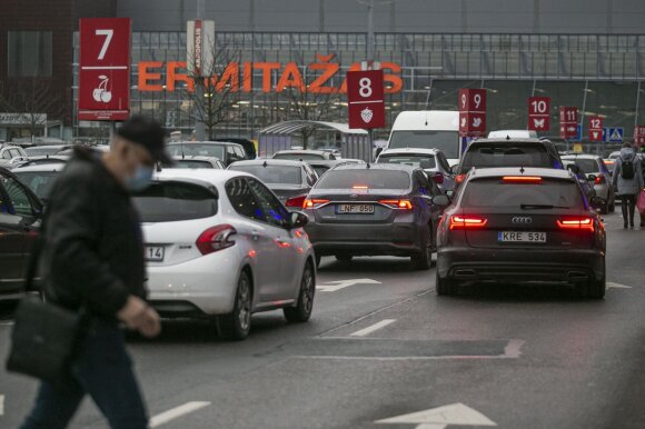 Shoppers line up at stores, there is nowhere to park their cars, they also build in the driveway