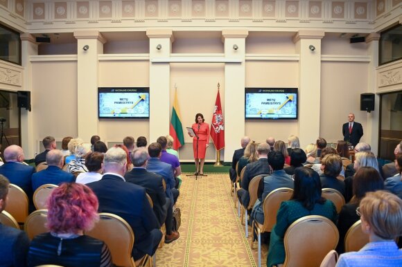 Nacionalinio konkurso „Metų pameistrys 2022“ globėja Lietuvos pirmoji ponia Diana Nausėdienė sveikina renginio dalyvius. 