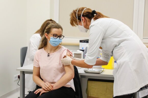 The first doctors were vaccinated in Kaunas 