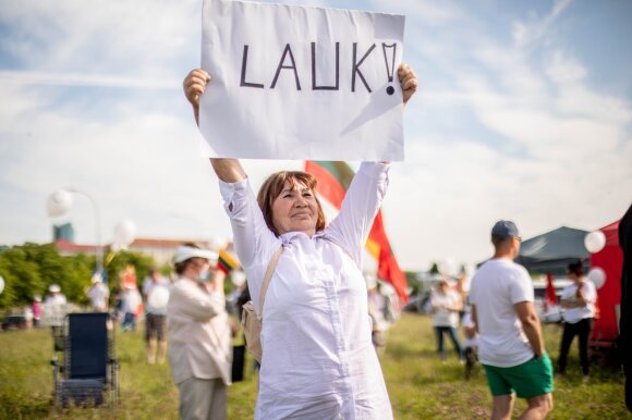 After the scandalous marches, a grim picture is put on: an ambiguous message and a mistake we missed