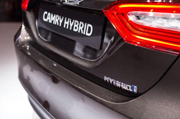 Paryžiaus automobilių parodoje pristatytas naujas "Toyota Camry" hibridas