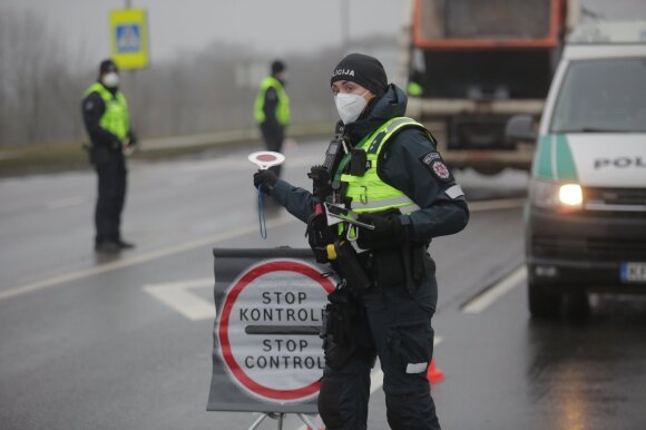 In Kaunas, the police control those who go to the city.