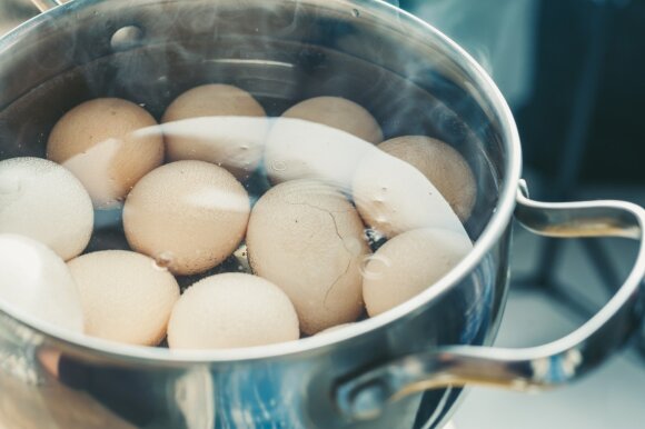 Kiaušinių paslaptys: kodėl parsinešus iš parduotuvės negalima plauti ir kaip patikrinti jų šviežumą