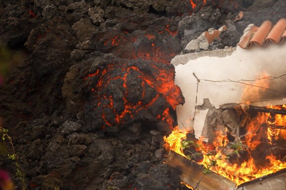 Po galingo ugnikalnio išsivežimo La Palmoje į kraterį nusileido mokslininkai: reginys jo viduje – įspūdingas