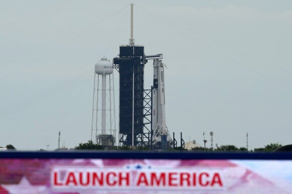 SpaceX prepares for a historic flight