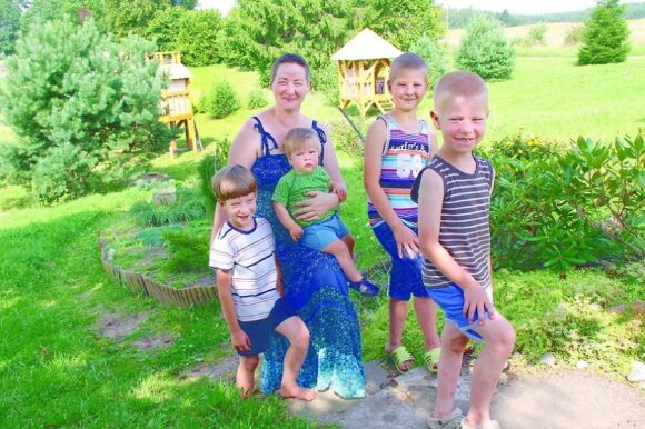 Išsiskyrusi keturių vaikų mama gyvenimą pradeda Londone