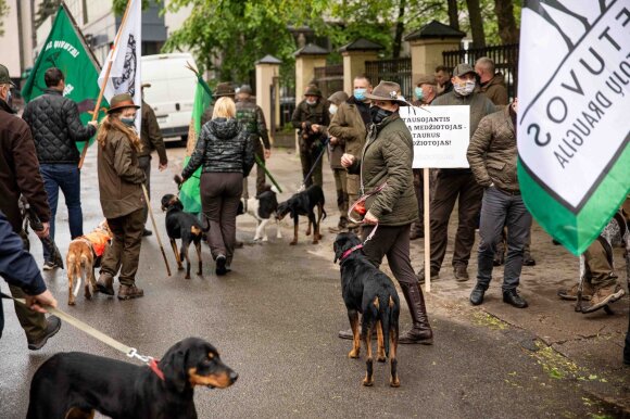 Hunters even brought dogs to the Environment Ministry: we did not expect such hatred