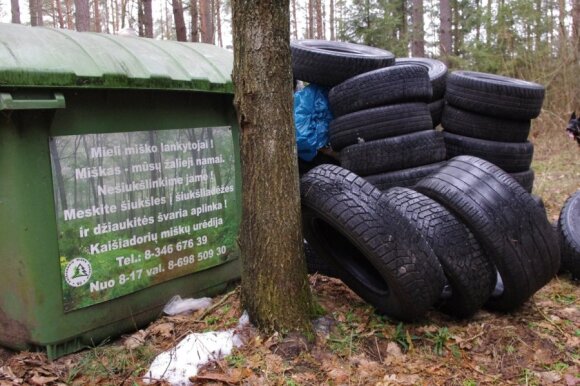 Hands can slip from such an image, a tire-laden request not to litter in nature.  Manager of the Neris Regional Park specialist Saulius Pupininkas