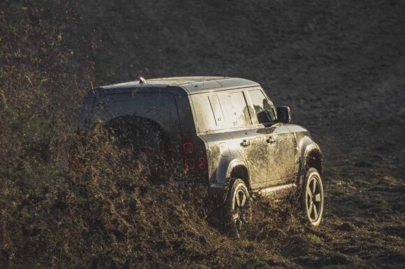 "Land Rover Defender"