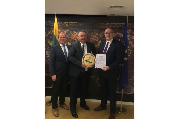 Žemės ūkio ministras G. Surplys, „Žemaitijos Pienas“ generalinis direktorius R. Pažemeckas, Europos komisaras Phil Hogan