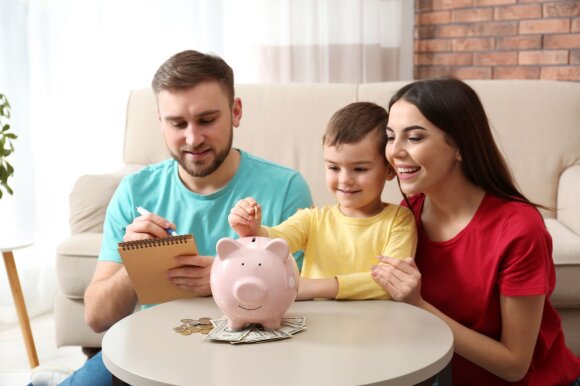 Ekspertas pataria: kaip apie pinigus su vaiku kalbėtis skirtinguose jo amžiaus tarpsniuose?