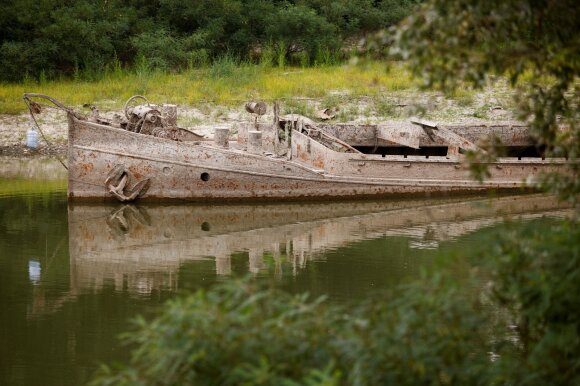 Sausra Italijoje. Išdžiuvusi Po upė atidengė II Pasaulinio karo laikais nuskendusį laivą.
