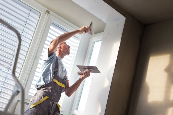 Kaip savo namuose išsaugoti šilumą: populiarėja nauja langų ir durų sandarinimo medžiaga
