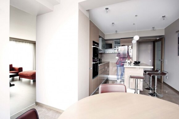 Virtuvės ir valgomojo zonoje architektė pritaikė neintegruojamus modernaus dizaino šviestuvus, kurie atlieka ne tik tiesioginę – apšvietimo – funkciją, bet ir įsilieja į interjero kompoziciją kaip stilingi akcentai.