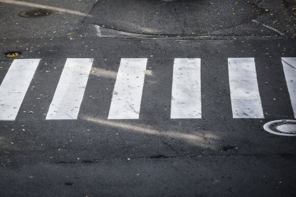 The driver of a scooter crossing a crosswalk was found guilty of an accident in Vilnius