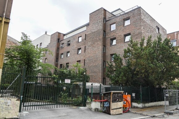 Vaizdas į daugiabutį namą, kuriame gyvena įtariamasis dėl šaudymo Londono aludėje, Osle