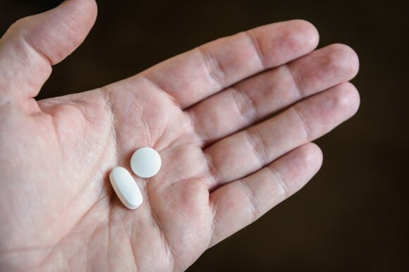 Vaistinėse dažnai ieško medikamentų nuo COVID-19: patarė, kas gali padėti susirgus
