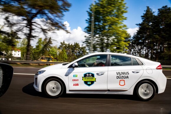 Penktadienį, birželio 12-ąją, prie Vilniaus miesto savivaldybės bus duotas startas jau šeštą kartą rengiamoms elektromobilių varžyboms – vienintelėms tokioms visose Baltijos šalyse, rašoma pranešime žiniasklaidai.