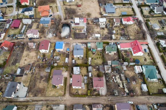 The apartment market in this Vilnius district is languishing, but its own houses and cabins are being swept away here.